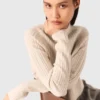 Kurzer Pullover mit Zopfmuster