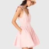 Kurzes, ausgestelltes Baumwollkleid Kurzes, ausgestelltes Baumwollkleid