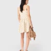 Kurzes, ausgestelltes Kleid mit Muster