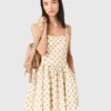 Kurzes, ausgestelltes Kleid mit Muster