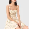 Kurzes, ausgestelltes Kleid mit Muster