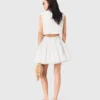 Kurzes, ausgestelltes Kleid mit offenem Rücken Kurzes, ausgestelltes Kleid mit offenem Rücken