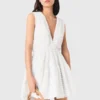 Kurzes, ausgestelltes Kleid mit offenem Rücken Kurzes, ausgestelltes Kleid mit offenem Rücken