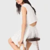 Kurzes, ausgestelltes Kleid mit offenem Rücken Kurzes, ausgestelltes Kleid mit offenem Rücken