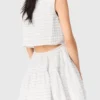 Kurzes, ausgestelltes Kleid mit offenem Rücken Kurzes, ausgestelltes Kleid mit offenem Rücken