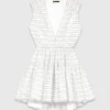 Kurzes, ausgestelltes Kleid mit offenem Rücken Kurzes, ausgestelltes Kleid mit offenem Rücken