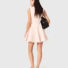 Kurzes, ausgestelltes Tweed-Kleid Kurzes, ausgestelltes Tweed-Kleid