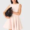 Kurzes, ausgestelltes Tweed-Kleid Kurzes, ausgestelltes Tweed-Kleid