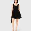 Kurzes, besticktes Kleid aus Korbmuster-Strick Kurzes, besticktes Kleid aus Korbmuster-Strick