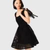 Kurzes, besticktes Kleid aus Korbmuster-Strick Kurzes, besticktes Kleid aus Korbmuster-Strick