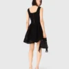 Kurzes, besticktes Kleid aus Korbmuster-Strick Kurzes, besticktes Kleid aus Korbmuster-Strick