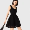 Kurzes, besticktes Kleid aus Korbmuster-Strick Kurzes, besticktes Kleid aus Korbmuster-Strick