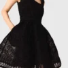 Kurzes, besticktes Kleid aus Korbmuster-Strick Kurzes, besticktes Kleid aus Korbmuster-Strick