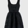 Kurzes, besticktes Kleid aus Korbmuster-Strick Kurzes, besticktes Kleid aus Korbmuster-Strick