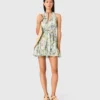 Kurzes, gemustertes rückenfreies Kleid Kurzes, gemustertes rückenfreies Kleid
