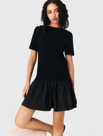 Kurzes Kleid aus Strick und Taft
