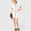Kurzes Kleid mit kontrastierender Einfassung