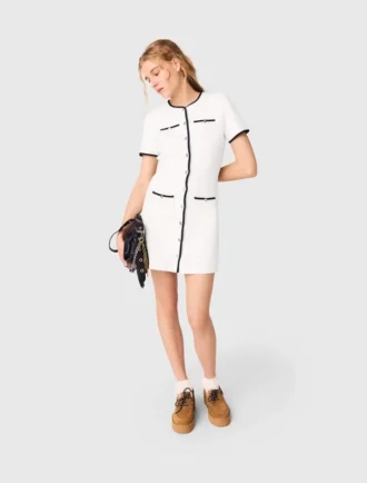Kurzes Kleid mit kontrastierender Einfassung
