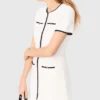 Kurzes Kleid mit kontrastierender Einfassung