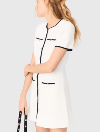 Kurzes Kleid mit kontrastierender Einfassung