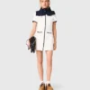 Kurzes Kleid mit kontrastierender Einfassung