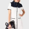 Kurzes Kleid mit kontrastierender Einfassung