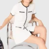 Kurzes Kleid mit kontrastierender Einfassung