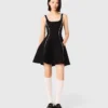 Kurzes Kleid mit Ziernähten
