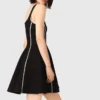Kurzes Kleid mit Ziernähten