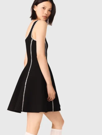 Kurzes Kleid mit Ziernähten