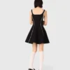 Kurzes Kleid mit Ziernähten