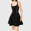 Kurzes Kleid mit Ziernähten