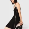Kurzes Kleid mit Ziernähten