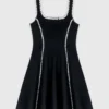 Kurzes Kleid mit Ziernähten