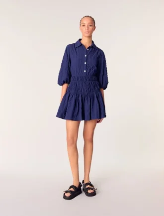 Kurzes Plisseekleid mit Satin-Effekt