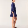 Kurzes Plisseekleid mit Satin-Effekt