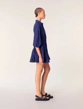 Kurzes Plisseekleid mit Satin-Effekt
