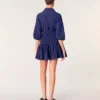 Kurzes Plisseekleid mit Satin-Effekt