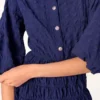 Kurzes Plisseekleid mit Satin-Effekt