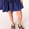 Kurzes Plisseekleid mit Satin-Effekt