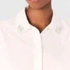 Kurzes Shirt mit Schmuckdetail Kurzes Shirt mit Schmuckdetail