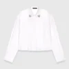 Kurzes Shirt mit Schmuckdetail Kurzes Shirt mit Schmuckdetail
