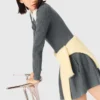 Kurzes Strickkleid mit Perlenbesetztem Kragen Kurzes Strickkleid mit Perlenbesetztem Kragen
