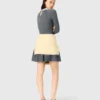 Kurzes Strickkleid mit Perlenbesetztem Kragen Kurzes Strickkleid mit Perlenbesetztem Kragen