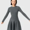 Kurzes Strickkleid mit Perlenbesetztem Kragen Kurzes Strickkleid mit Perlenbesetztem Kragen