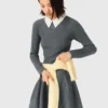 Kurzes Strickkleid mit Perlenbesetztem Kragen Kurzes Strickkleid mit Perlenbesetztem Kragen