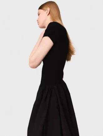 Langes Kleid aus Rippstrick und Taft