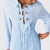Langes Plisseekleid mit Ösen Langes Plisseekleid mit Ösen