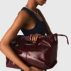 M-Tasche aus geknittertem Leder M-Tasche aus geknittertem Leder