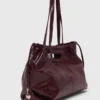 M-Tasche aus geknittertem Leder M-Tasche aus geknittertem Leder